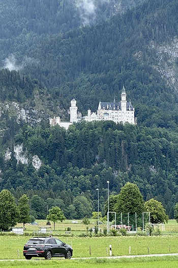 Besucher im Innenhof Schloss Neuschwanstein - hinein kommt man nur mit gebuchter Führung (©Foto: Martin Schmitz) 